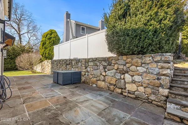 $2,100,000 | 31 Thorn Hill Road, Riverside, CT 06878