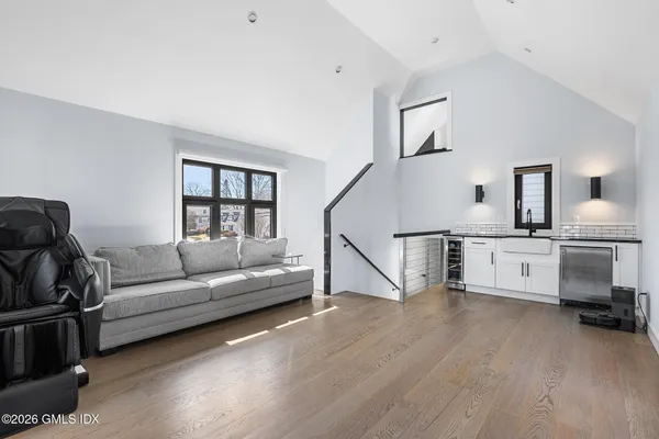 $2,100,000 | 31 Thorn Hill Road, Riverside, CT 06878