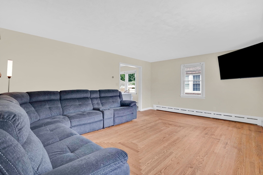 53 Ellerton Street Chicopee, MA 01020 - Photo 4 of 35