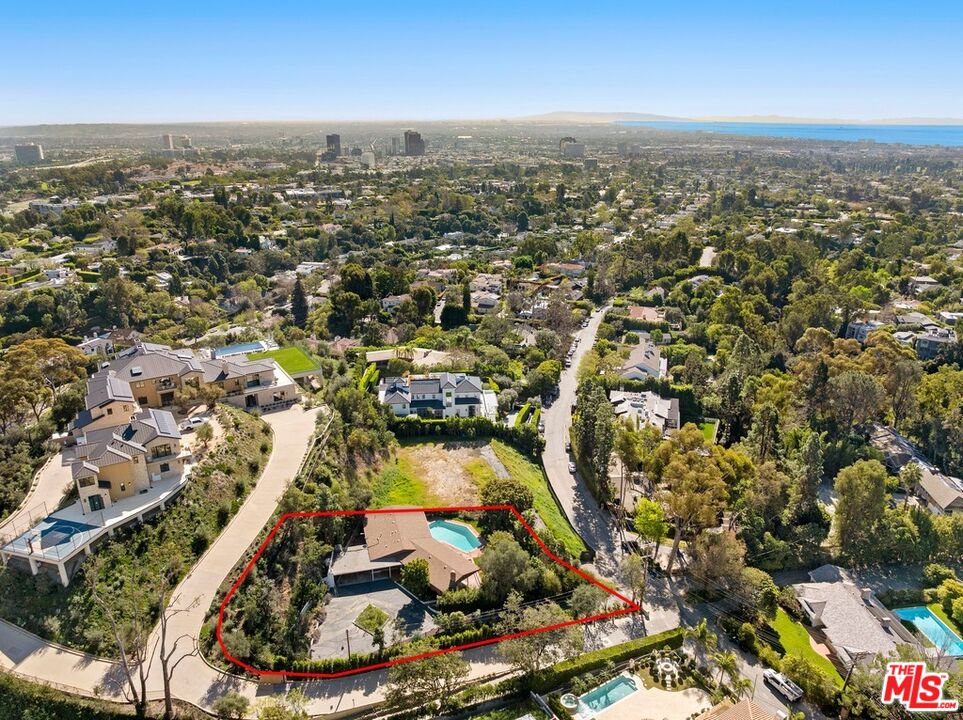 590 North Tigertail Road Los Angeles, CA 90049 - Photo 4 of 16