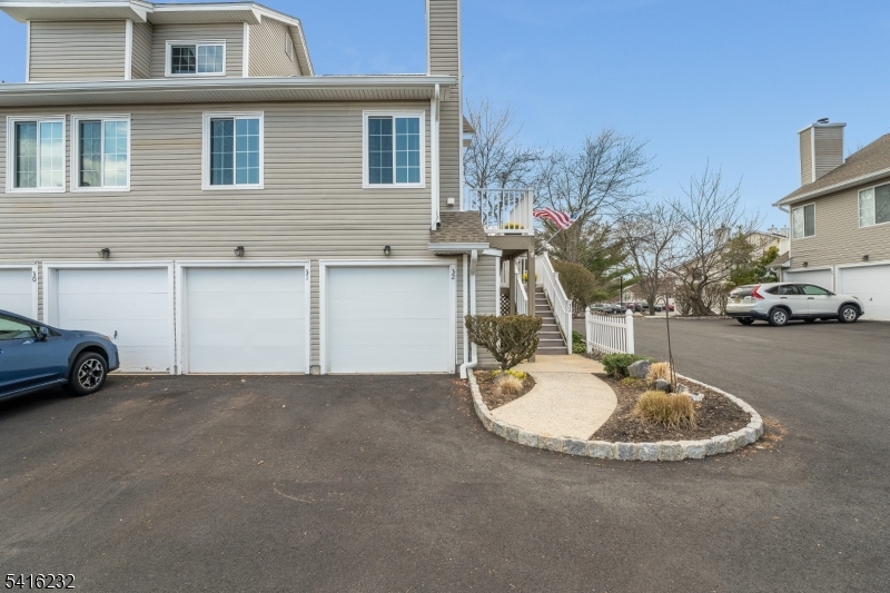 32 Morgan Court Bedminster, NJ 07921 - Photo 3 of 21