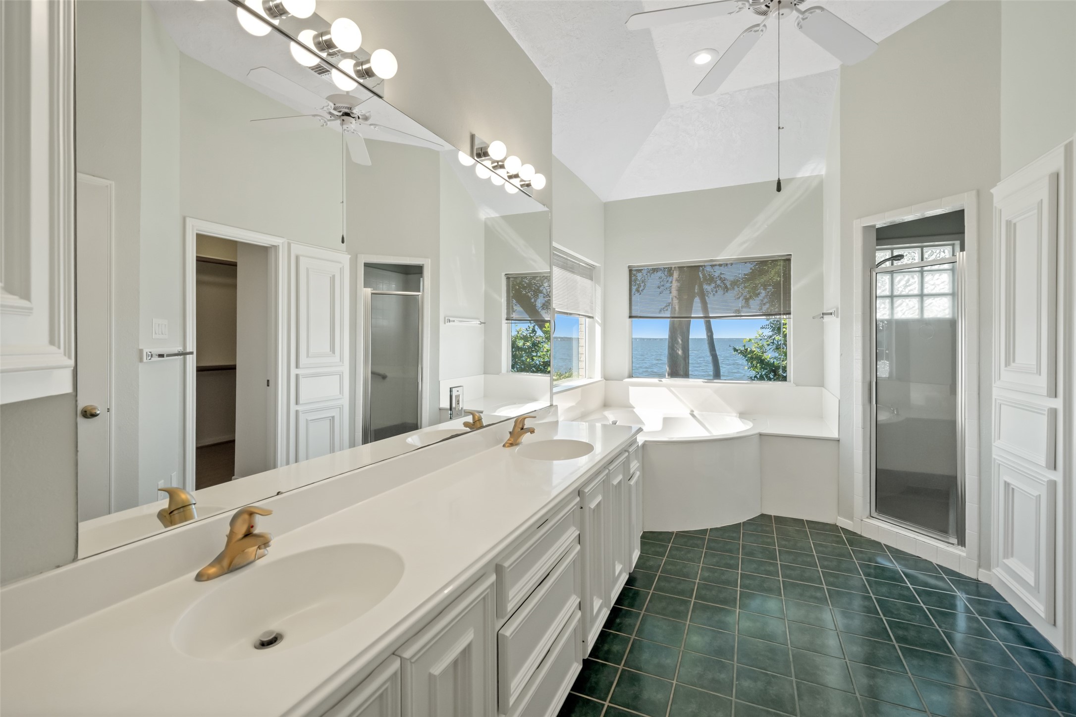 7 Brookhaven Point Montgomery, TX 77356 - Photo 21 of 44 Primary bathroom with dual sinks, jetted tub, shower and walk-in closet.