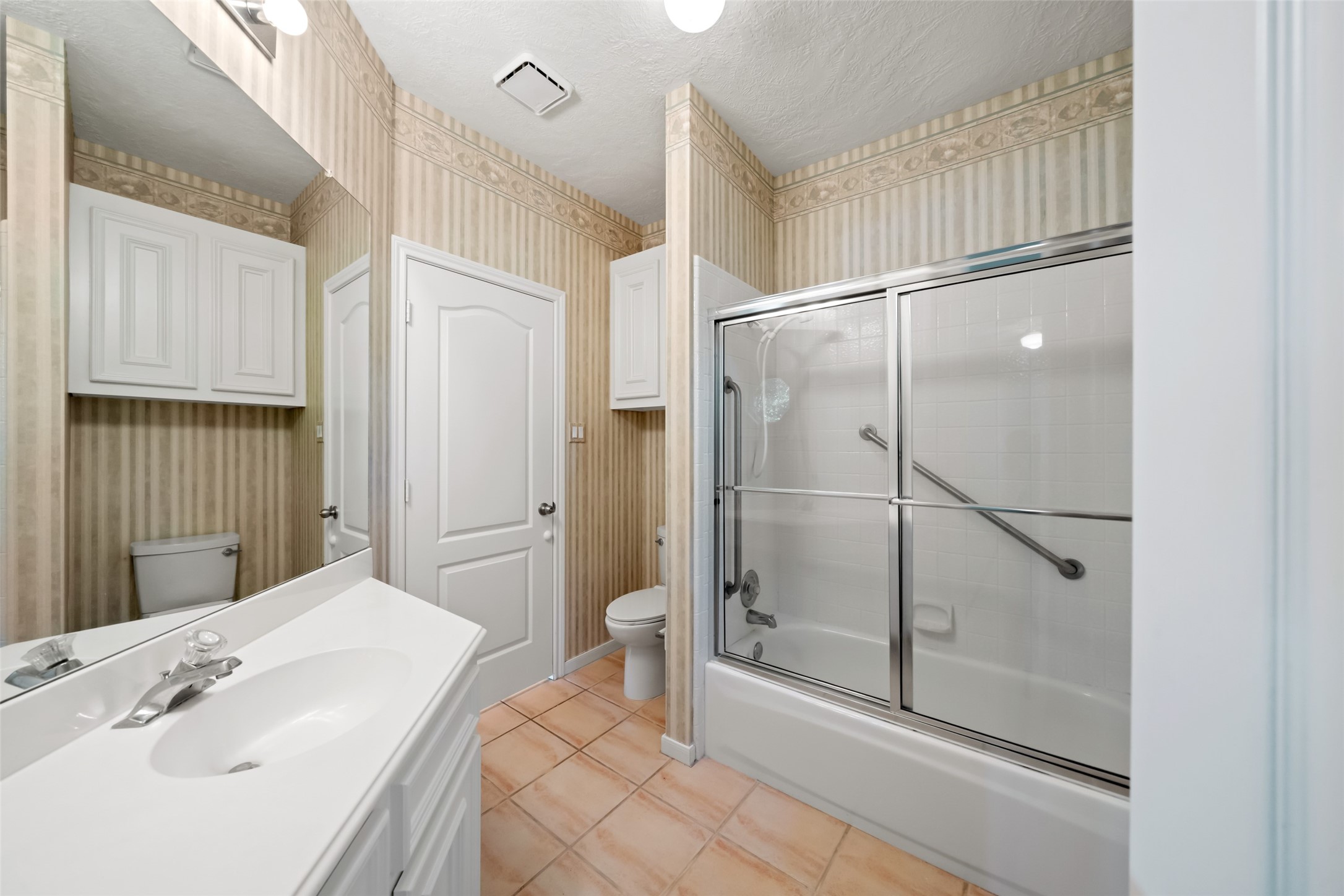 7 Brookhaven Point Montgomery, TX 77356 - Photo 24 of 44 En-suite bathroom with tile flooring and tub/shower combo.