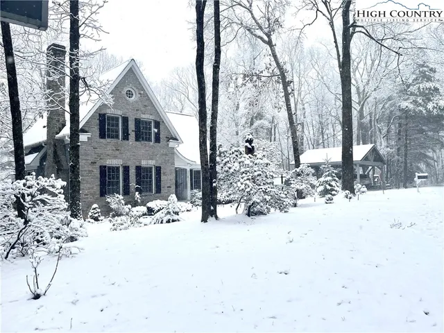 $525,000 | 21 Maple Leaf Lane, Glade Valley, NC 28627