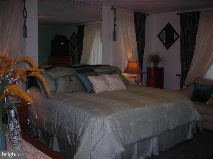 30 Parkview Road Cheltenham, PA 19012 - Photo 12 of 21 Master Bedroom