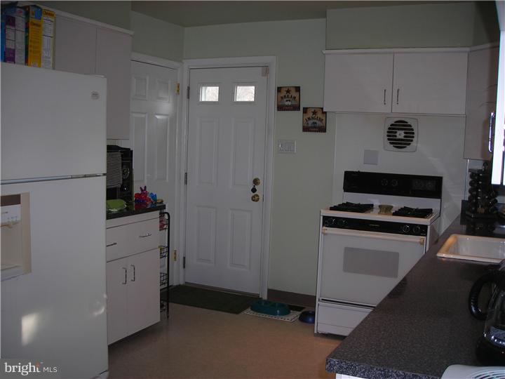 30 Parkview Road Cheltenham, PA 19012 - Photo 9 of 21 Kitchen