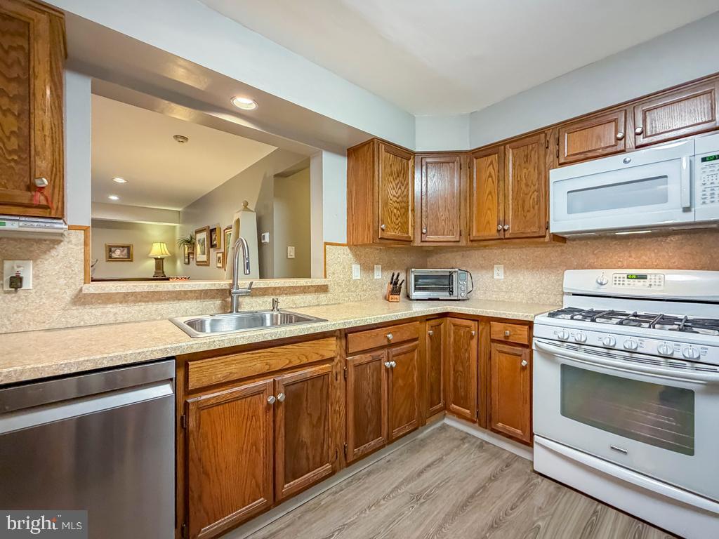 72105 Delaire Landing Road Philadelphia, PA 19114 - Photo 9 of 34 Kitchen