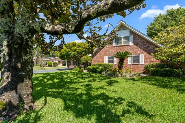 a view of entryway with tub and shower