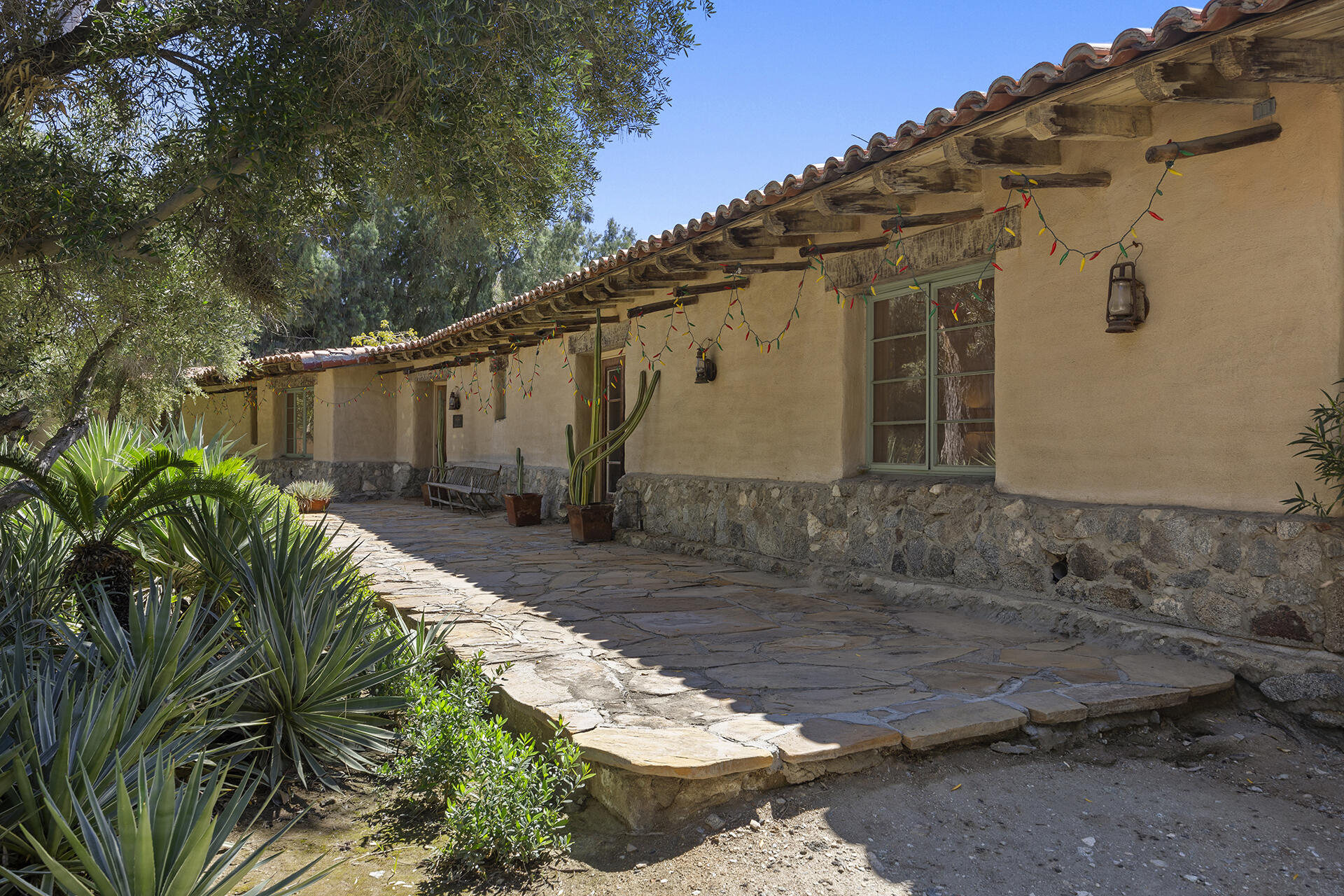71845 Sahara Road Rancho Mirage, CA 92270 - Photo 3 of 27 a backyard of a house with lots of green space