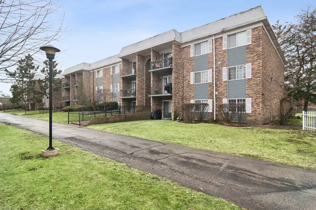 $2,000 | 1633 North Windsor Drive, Unit 113, Arlington Heights, IL 60004