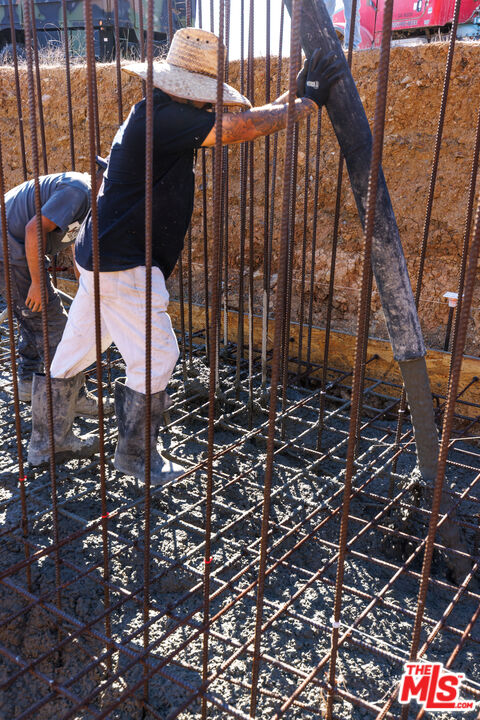 9950 Cotharin Road Malibu, CA 90265 - Photo 17 of 48