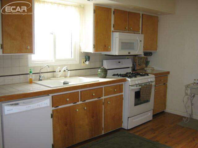 4018 North Belsay Road Flint, MI 48506 - Photo 5 of 17 20459322-4.JPG