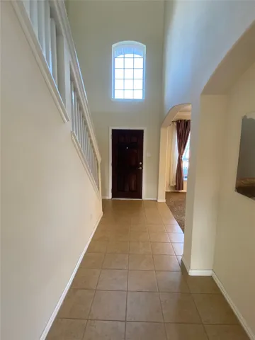 a view of an entryway and livingroom in right side