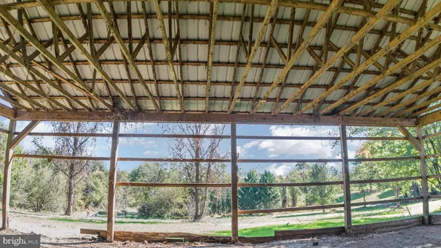 a view of a house with backyard