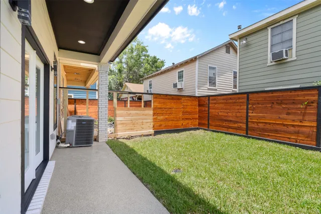 a view of a house with backyard