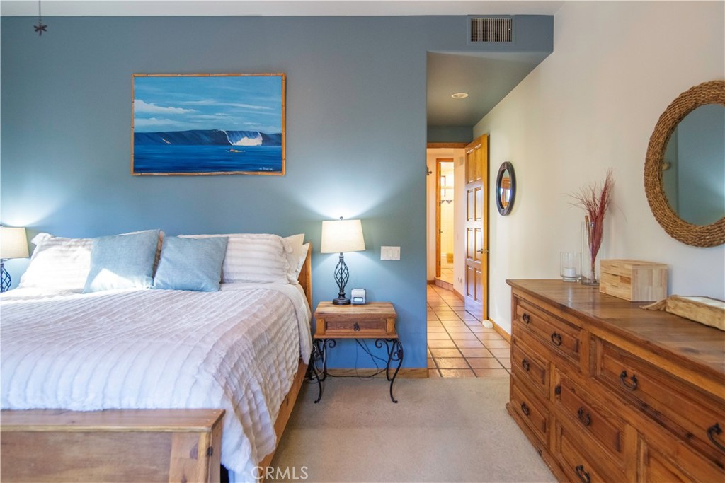 10900 Rimpau Road Fallbrook, CA 92028 - Photo 6 of 14 a bedroom with a bed and lamp