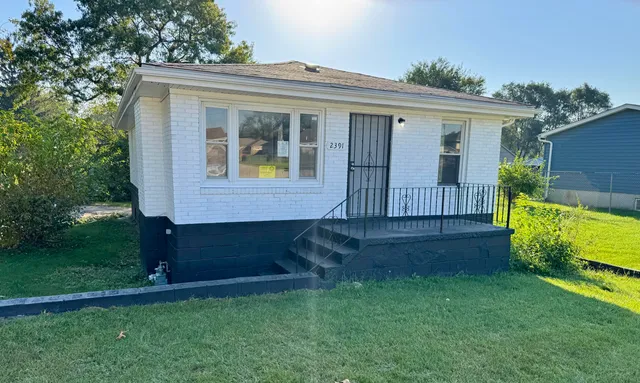 a view of house with backyard and garden