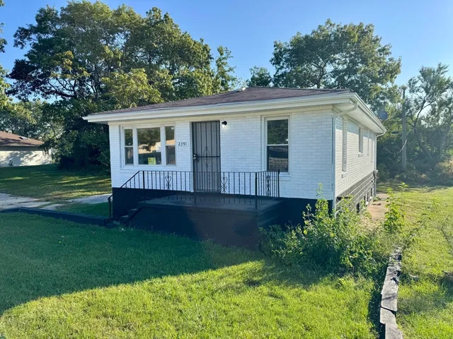 a view of a house with a yard