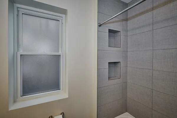 $2,450 | 6241 North Claremont Avenue, Unit 3, Chicago, IL 60659