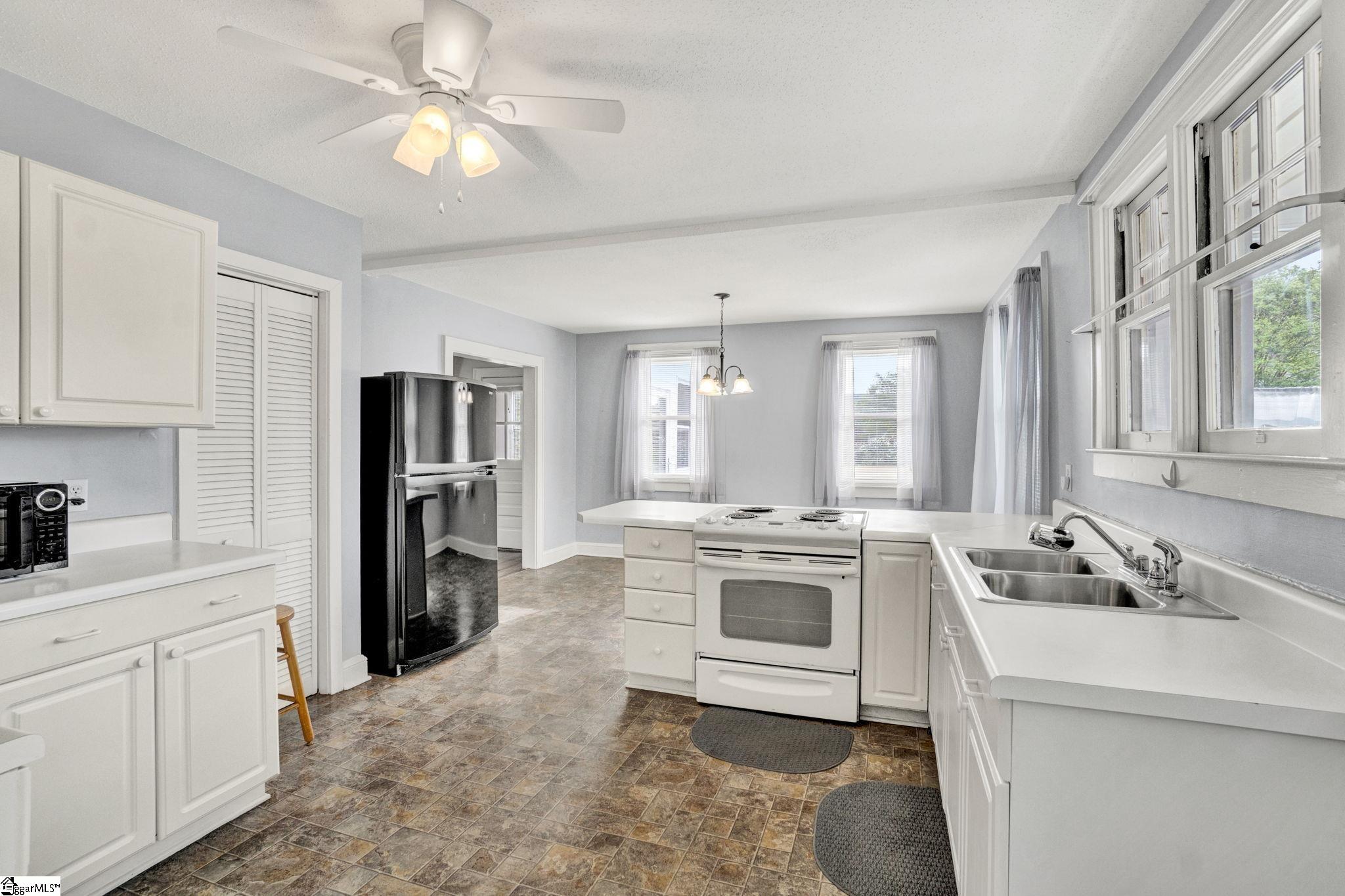 201 Pine Street Clinton, SC 29325 - Photo 3 of 42