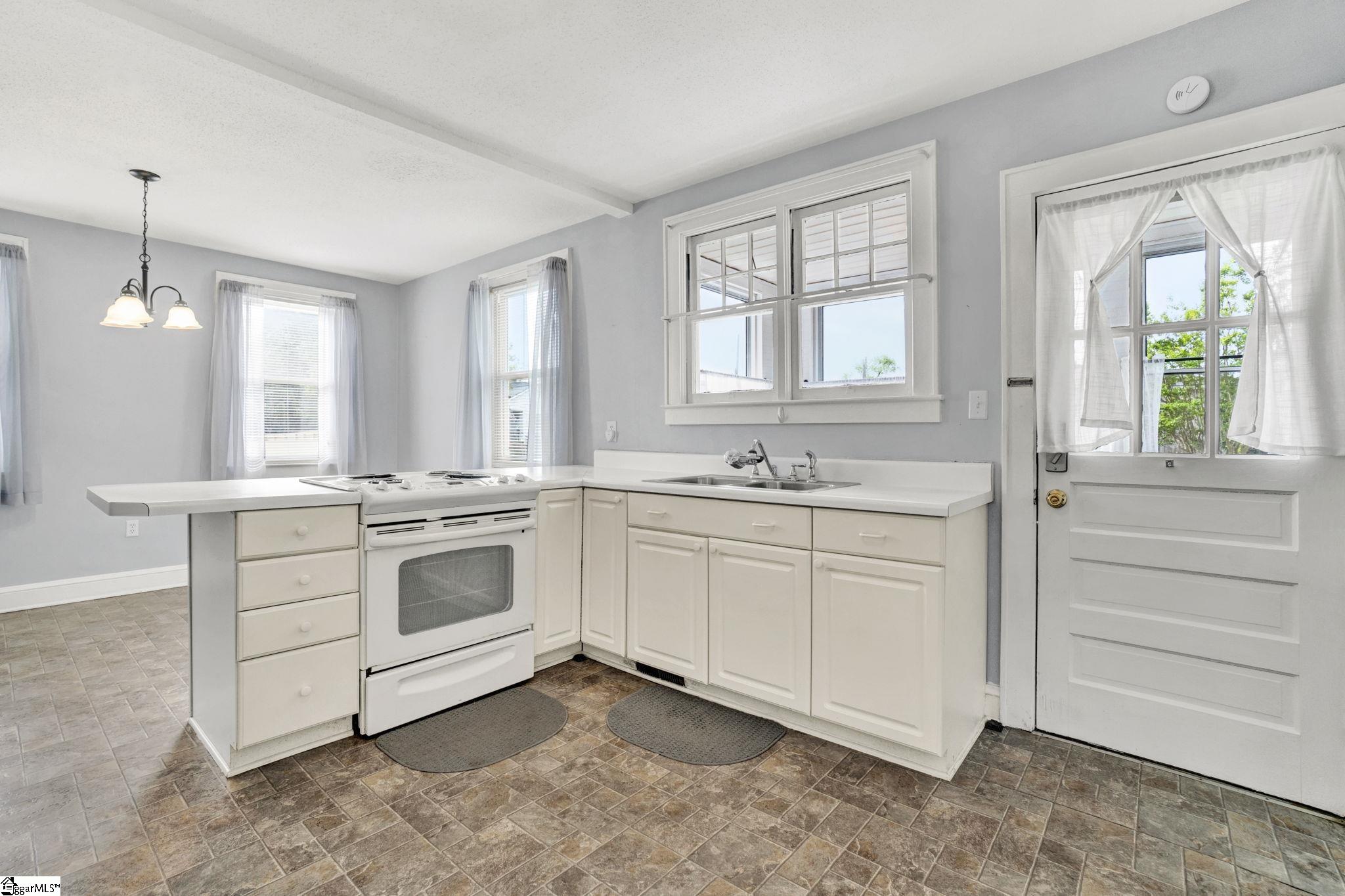 201 Pine Street Clinton, SC 29325 - Photo 7 of 42