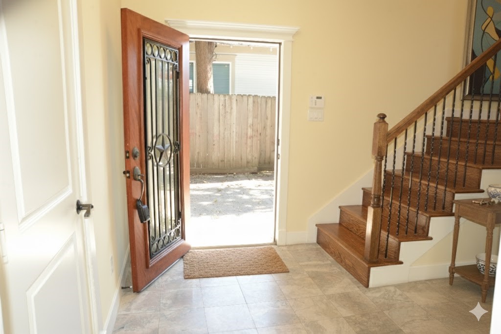 615 West 27th Street, Unit B Houston, TX 77008 - Photo 7 of 9 a view of entryway and hall with wooden floor