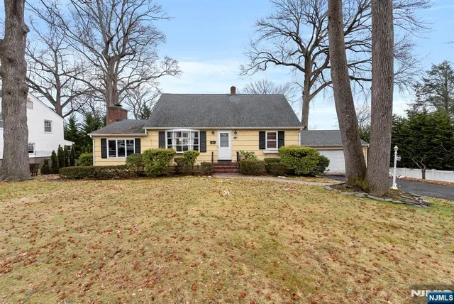 $899,000 | 206 10th Street, Cresskill, NJ 07626