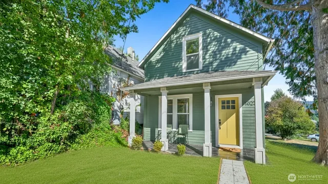 a view of a house with backyard porch and garden