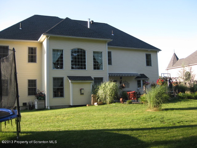 915 Old Logger Road Moscow, PA 18444 - Photo 2 of 41 Gallery Image 2