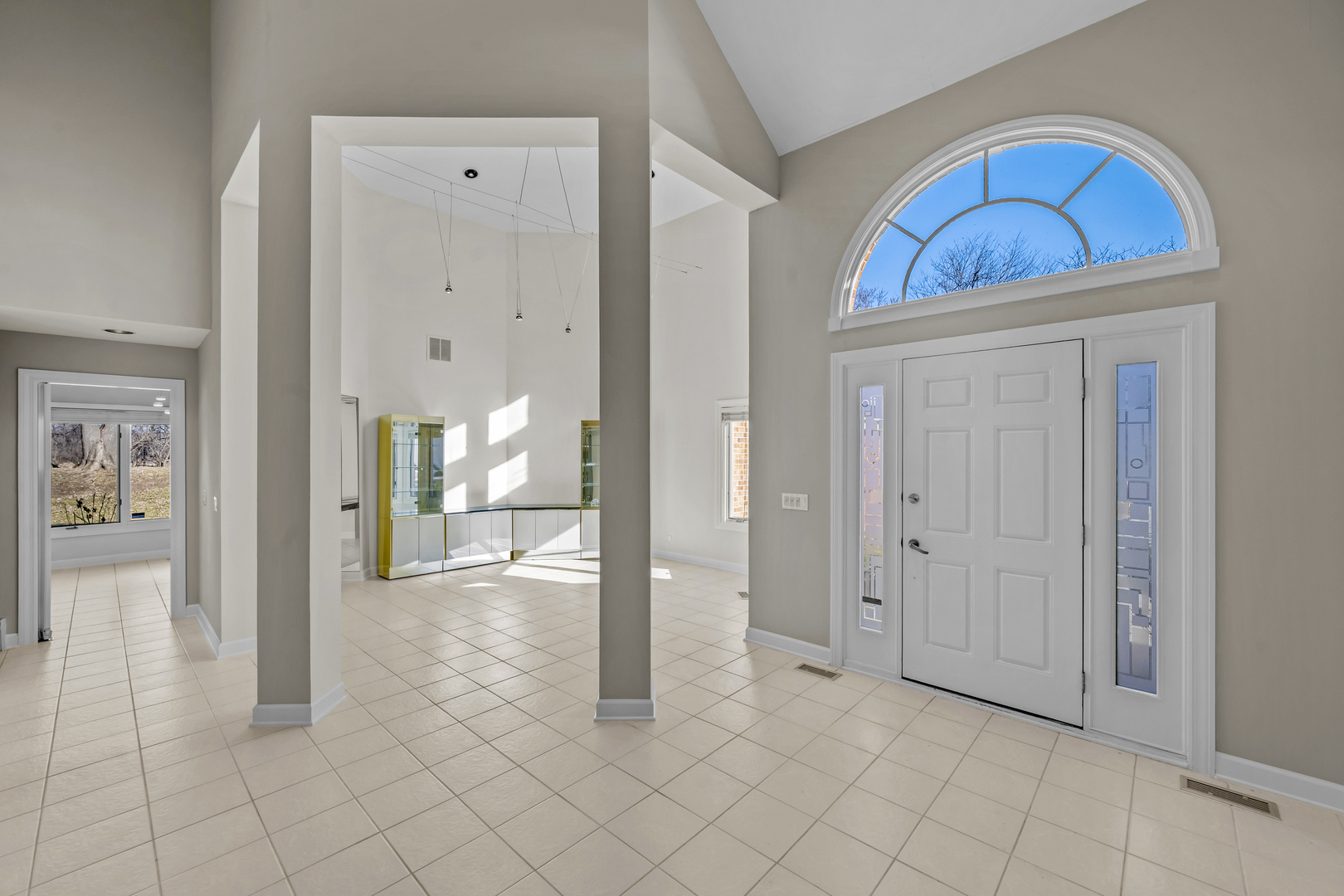 556 Rivershire Place Lincolnshire, IL 60069 - Photo 2 of 22