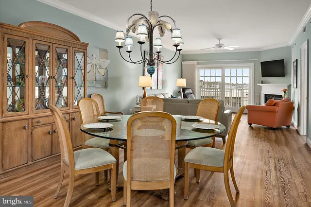 a en suite bathroom with a double vanity sink and a mirror