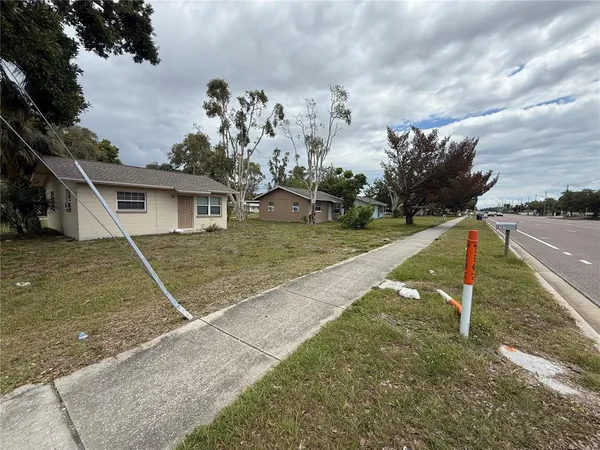 a view of a house with backyard