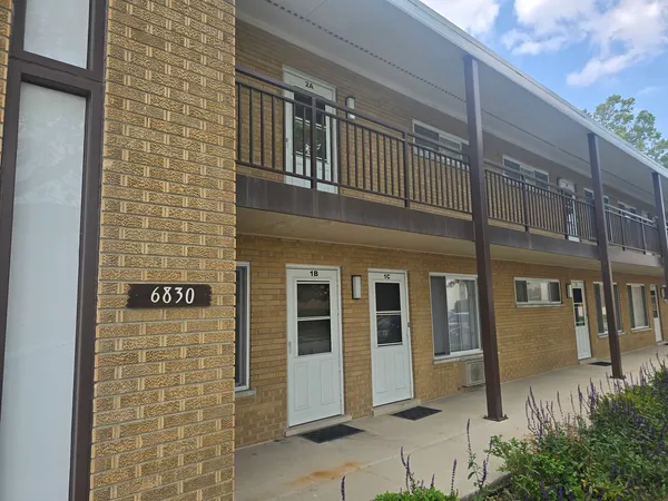 $1,600 | 6830 North Ozark Avenue, Unit 2C, Chicago, IL 60631