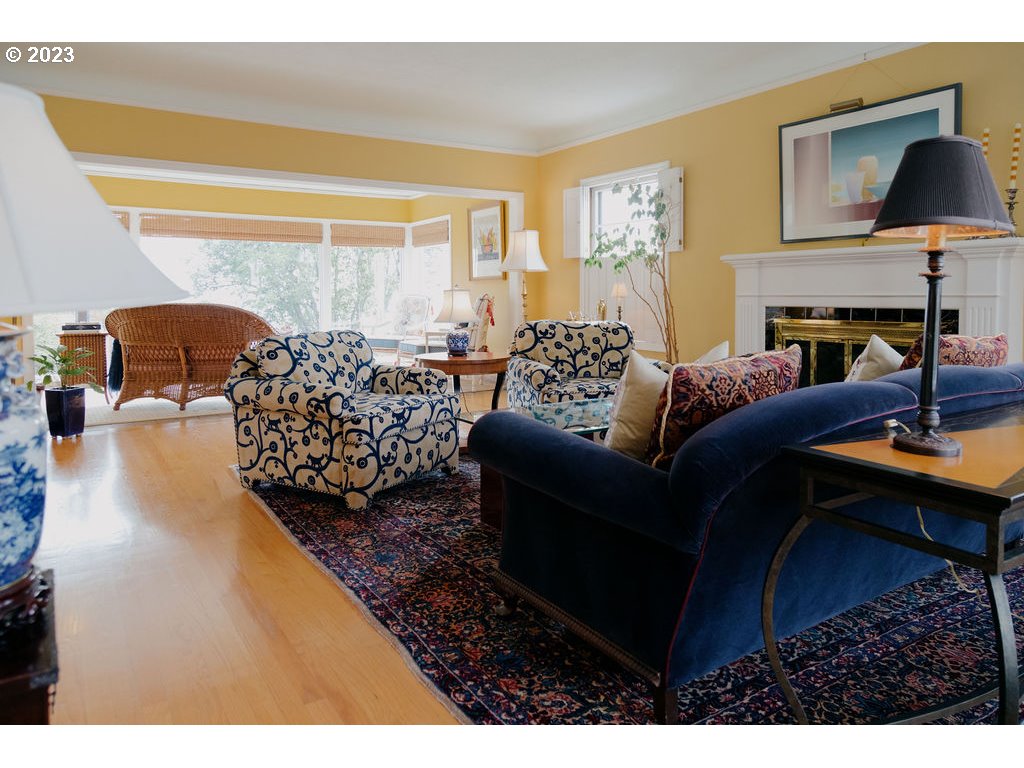 805 Northwest Skyline Crest Road Portland, OR 97229 - Photo 6 of 45 a living room with furniture rug and lamp