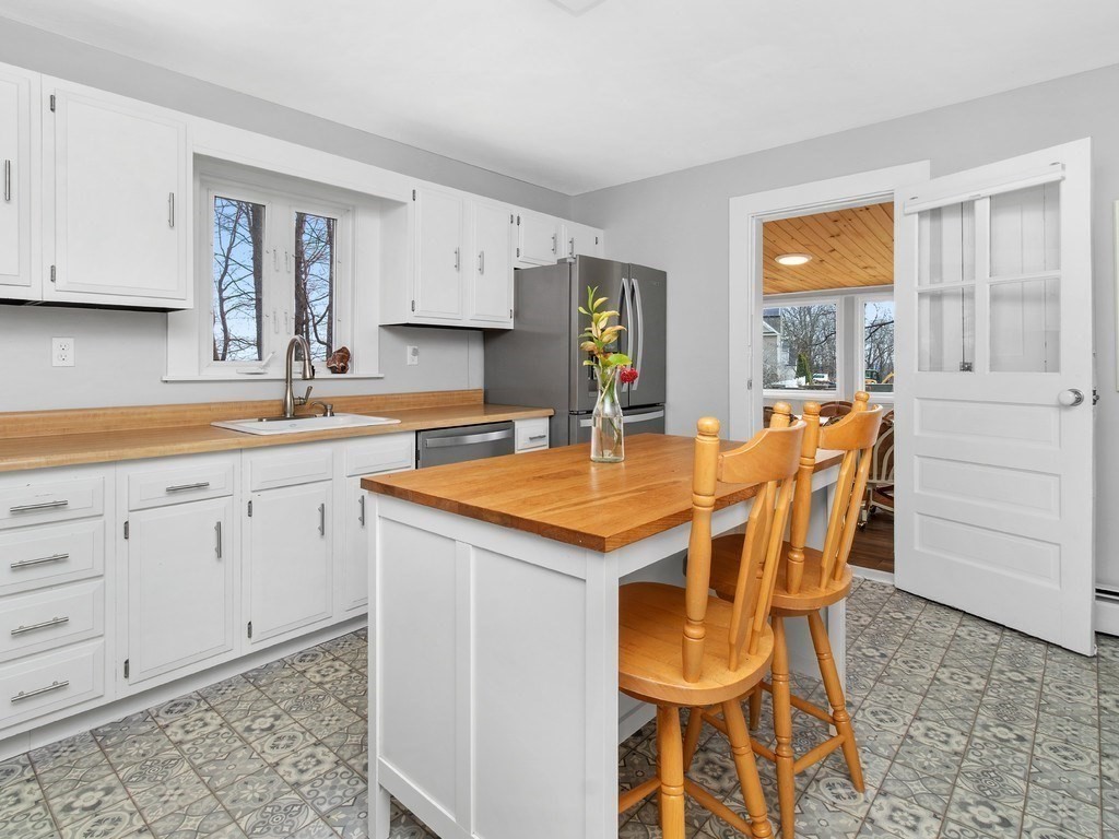 48 Mt Walley Road Waltham, MA 02451 - Photo 4 of 36