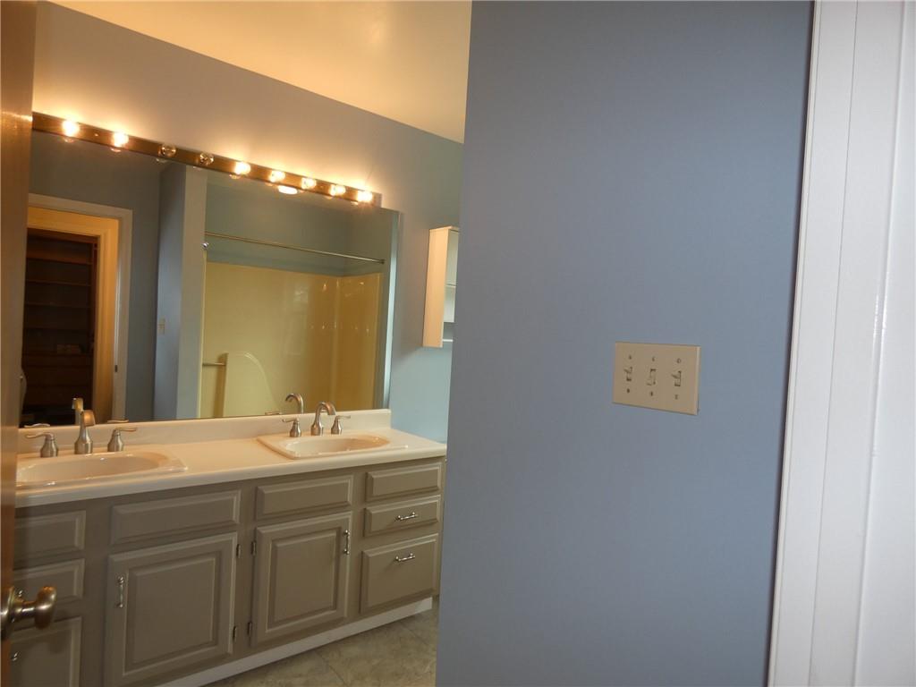 606 Victory Road Pittsburgh, PA 15237 - Photo 14 of 27 Gallery Image 14