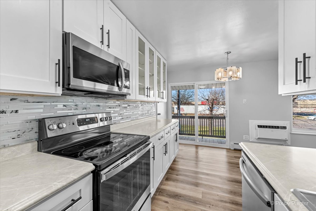 681 Elmhurst Road, Unit E Mount Prospect, IL 60056 - Photo 5 of 20 a kitchen with a stove and a microwave