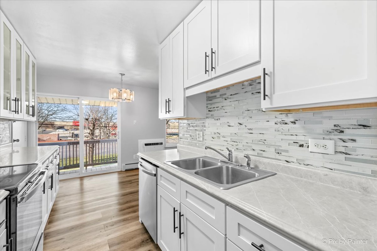 681 Elmhurst Road, Unit E Mount Prospect, IL 60056 - Photo 6 of 20 a kitchen that has a sink and a stove