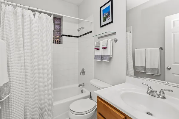 $4,400 | 3928 North Greenview Avenue, Unit 2, Chicago, IL 60613