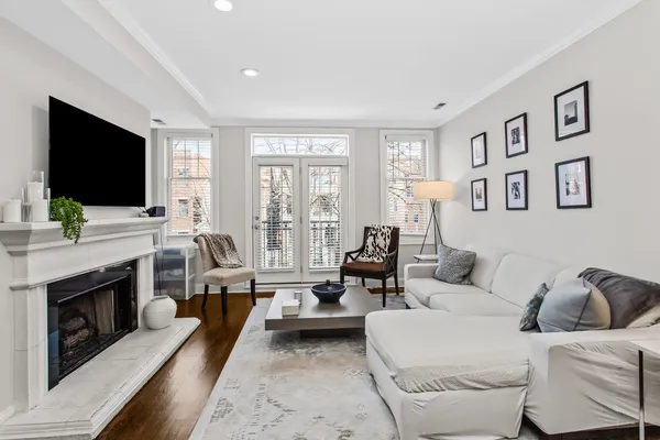 $4,400 | 3928 North Greenview Avenue, Unit 2, Chicago, IL 60613