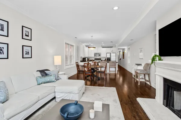 $4,400 | 3928 North Greenview Avenue, Unit 2, Chicago, IL 60613