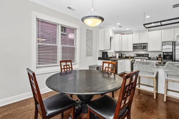 $4,400 | 3928 North Greenview Avenue, Unit 2, Chicago, IL 60613