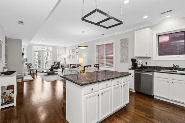 $4,400 | 3928 North Greenview Avenue, Unit 2, Chicago, IL 60613