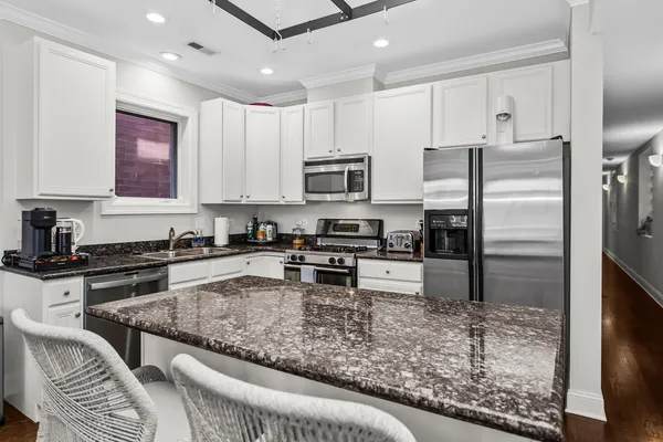 $4,400 | 3928 North Greenview Avenue, Unit 2, Chicago, IL 60613