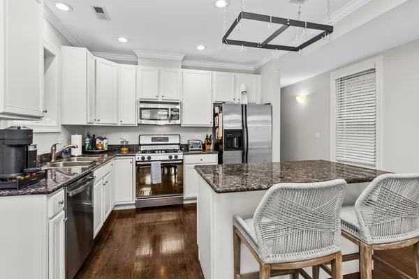 $4,400 | 3928 North Greenview Avenue, Unit 2, Chicago, IL 60613