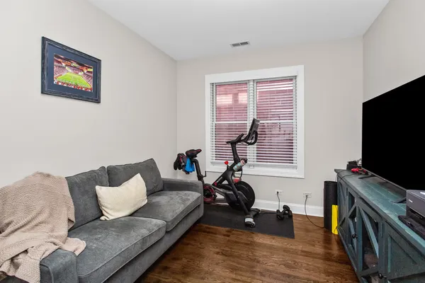 $4,400 | 3928 North Greenview Avenue, Unit 2, Chicago, IL 60613