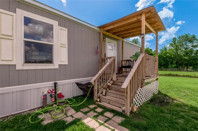 a view of entryway with a yard