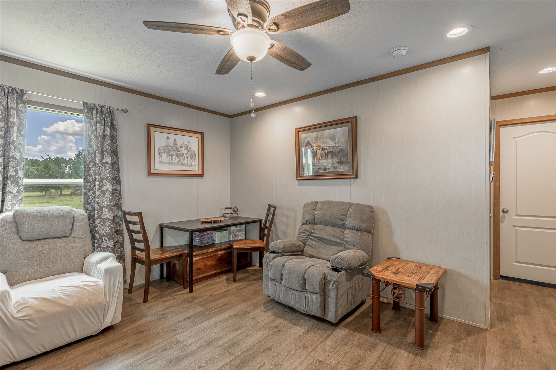 998 East 1st Street Groveton, TX 75845 - Photo 4 of 25 a living room with furniture and a wooden floor