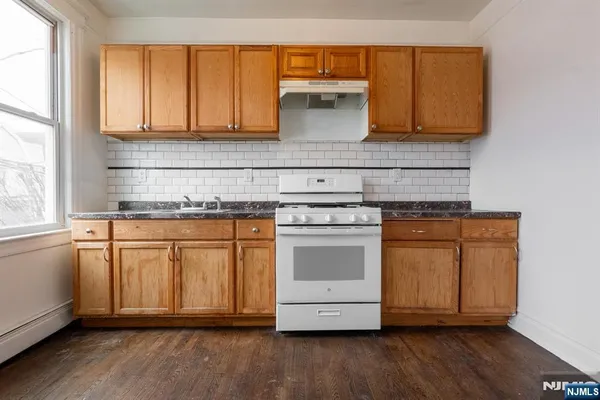 $2,050 | 410 Chadwick Avenue, Unit 2, Newark, NJ 07112