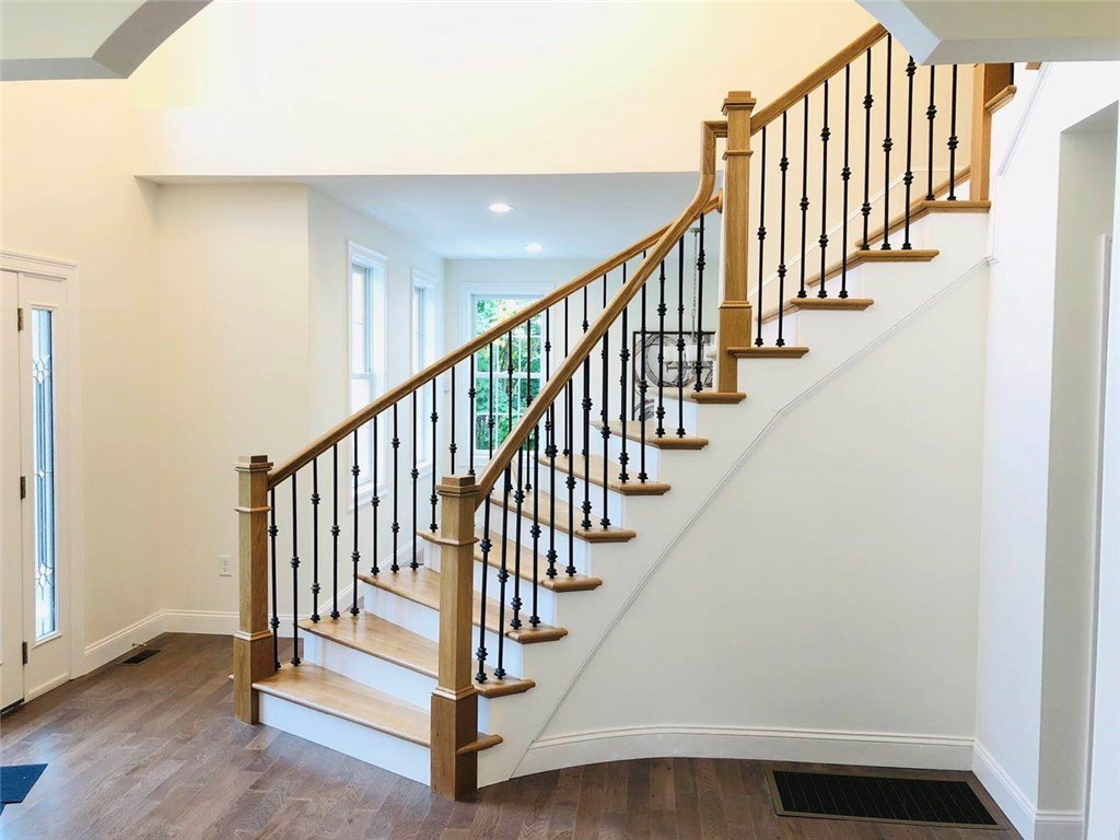 640 County Road Barrington, RI 02806 - Photo 6 of 31 Gallery Image 6